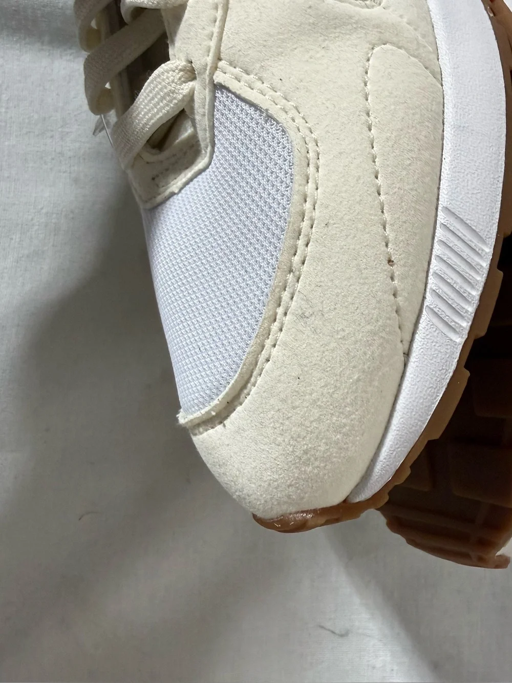 Puma Women Retro Runner Sneakers in Cream and Light Blue Accent Size 7.5